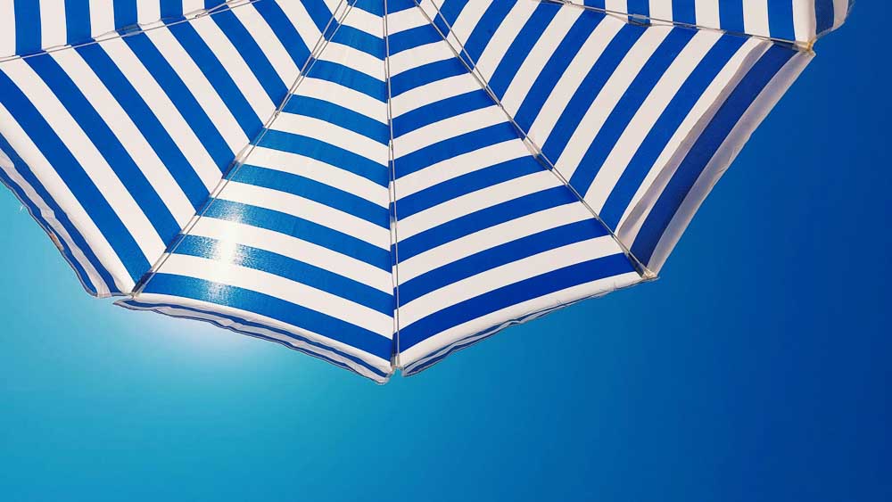 Blau weißer Sonnenschirm bei gutem Wetter